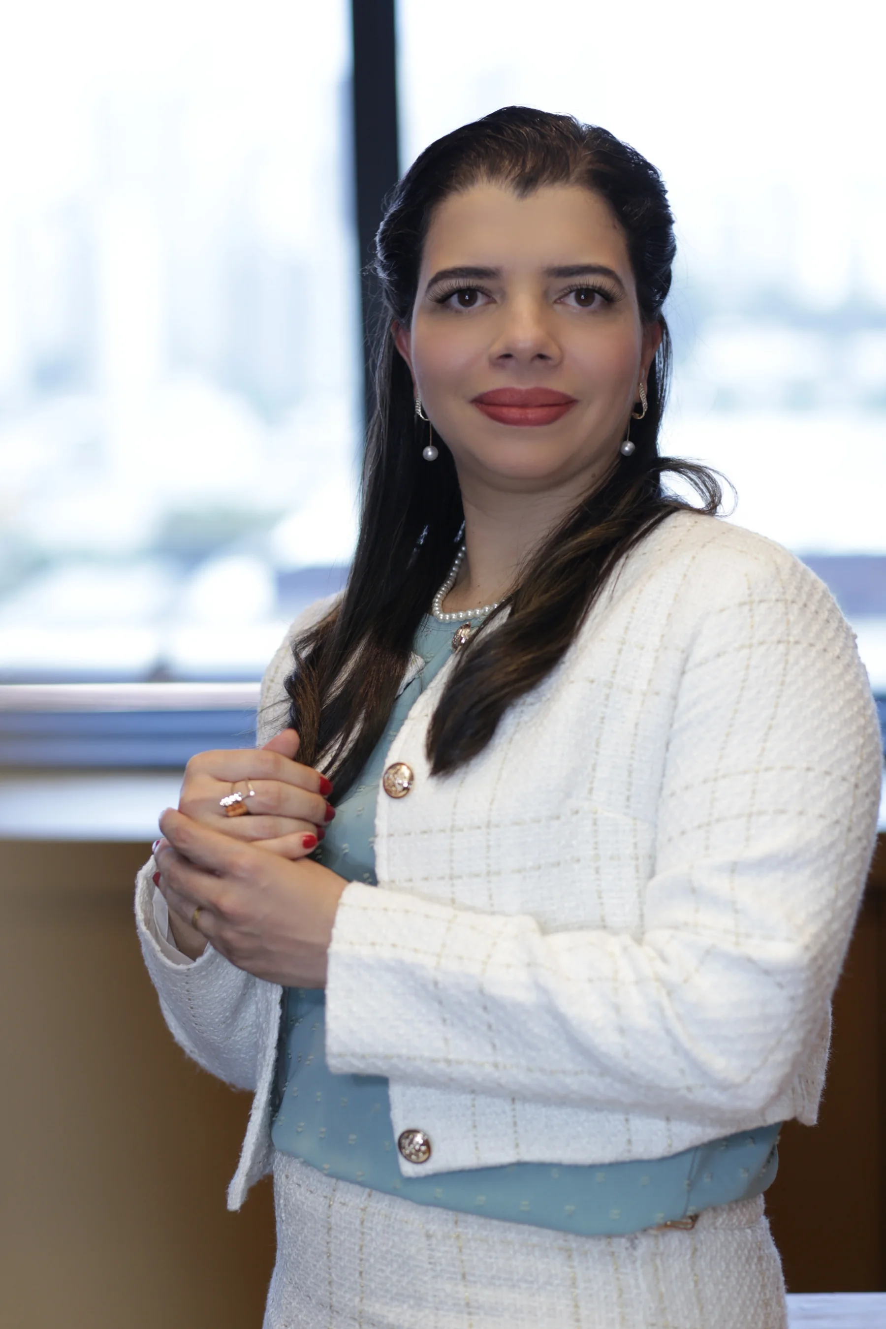 Ronara Lamounier em ambiente corporativo