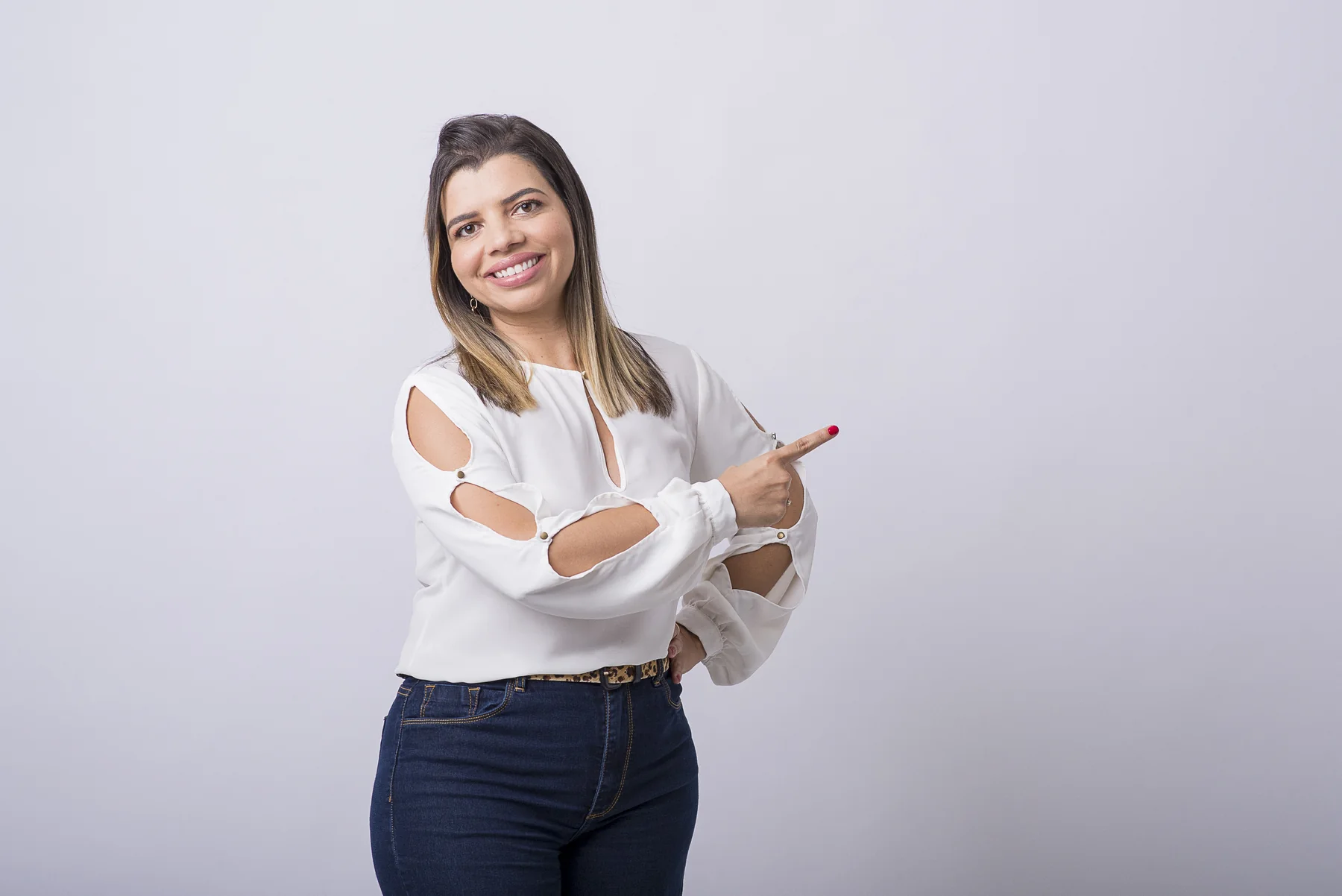 Ronara Lamounier indicando uma direção